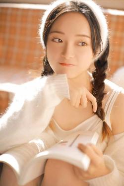 女士穿紧身裸体开裆光滑皮裤